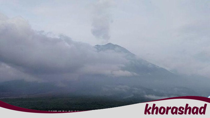 Gunung Semeru Hembuskan Asap Putih Setinggi 1 Km, Ancaman Baru bagi Warga sekitar?