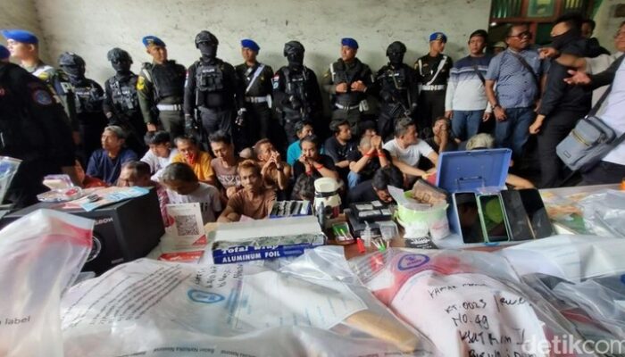 **BNN Gerebek Kampung Berlan, Pengedar Narkoba Tertangkap saat Melarikan Diri ke Atap Rumah**