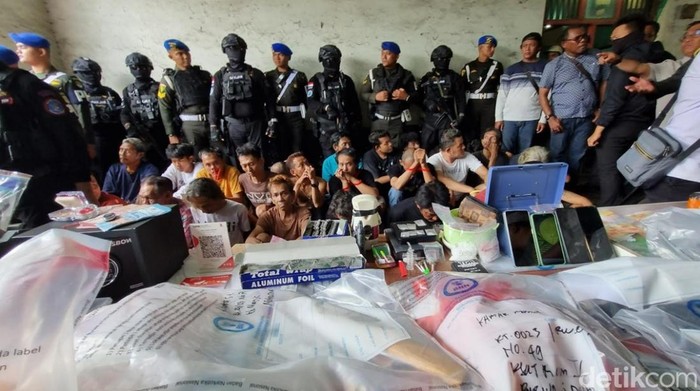 **BNN Gerebek Kampung Berlan, Pengedar Narkoba Tertangkap saat Melarikan Diri ke Atap Rumah**