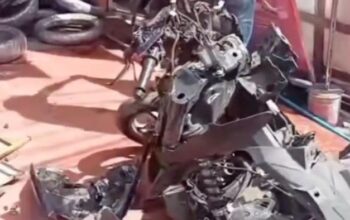 Mobil Ibu-ibu Tabrak Motor di Jaksel, Ringsek Parah! Kecelakaan di Jalan Bangka Raya