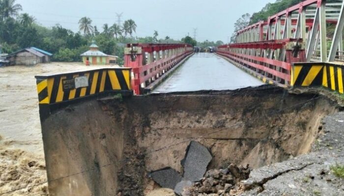 Jembatan di Jalan Nasional Tapanuli Utara Ambruk, Akses Desa Terputus Akibat Banjir-Longsor