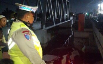 Mobil Tertabrak Kereta Api, Jatuh ke Kali di Jakbar: Tragedi yang Memprihatinkan