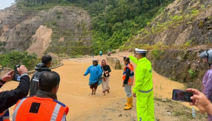 Akses Jalan di Perbatasan Jambi-Sumbar Putus: Warga Terancam Tanpa Bantuan Darurat!