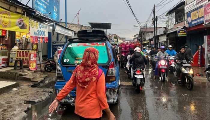 “Angkot di Stasiun Citayam Depok Memicu Kebingungan, Warga Desak Pemkot Aksi!”