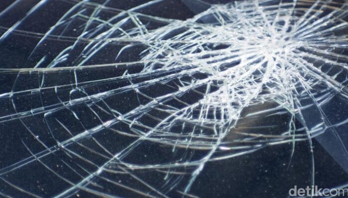 **Tragedi Lalin Bogor: Mobil Tabrak Pembatas Jalan, Arus Macet Berjam-jam!**