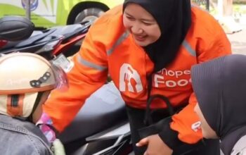 Viral Lady Ojol ‘Narik’ Bawa Anak, Polwan Polres Depok Beri Apresiasi – Update 1