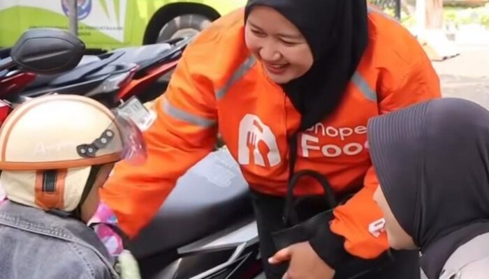 Viral Lady Ojol ‘Narik’ Bawa Anak, Polwan Polres Depok Beri Apresiasi – Update 1