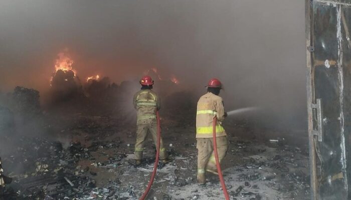 Gudang Kosmetik di Gunung Putri Bogor Terbakar, Api Meneror di Tengah Cuaca Panas
