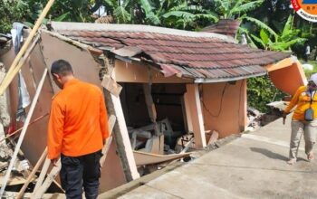 Hujan Deras di Bogor: Pohon Tumbang, Wanita Terluka Imbas Rumah Ambruk – Update 2