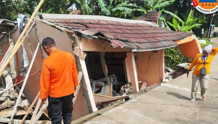 Hujan Deras di Bogor: Pohon Tumbang, Wanita Terluka Imbas Rumah Ambruk – Update 2