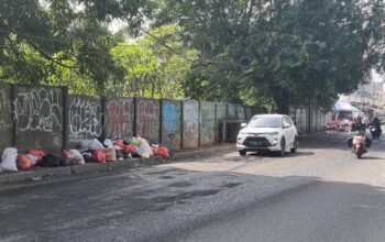 “Warga Ngaku Kesal Tiap Lewat Depan Pasar Cimanggis: Jalan Rusak, Bau Sampah, dan Ketidakpedulian yang Merosot”