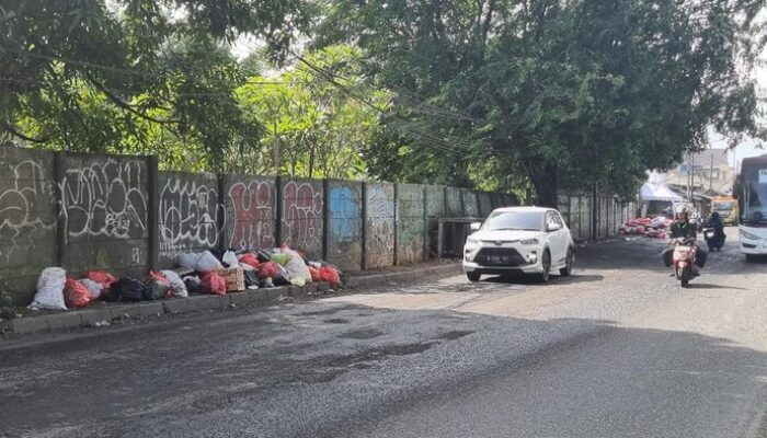 “Warga Ngaku Kesal Tiap Lewat Depan Pasar Cimanggis: Jalan Rusak, Bau Sampah, dan Ketidakpedulian yang Merosot”